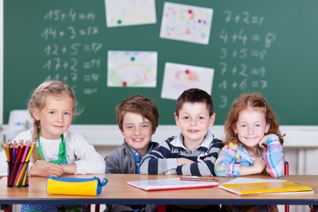 vier schulkinder in der klasse